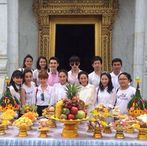 อั้ม พัชราภา กับแก๊งผองเพื่อน ทำบุญในวันชิลๆ