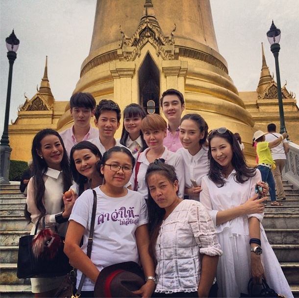 อั้ม พัชราภา กับแก๊งผองเพื่อน ทำบุญในวันชิลๆ