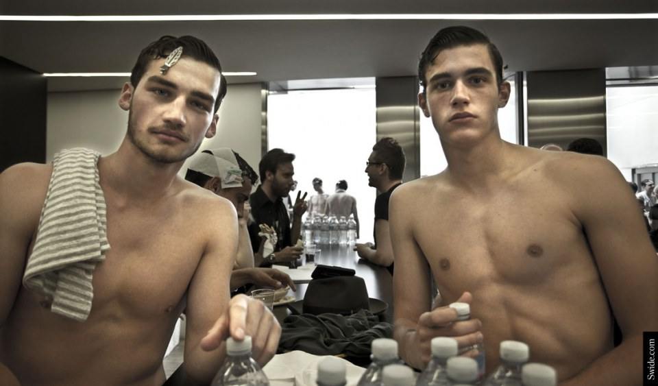 หลังเวทีแฟชั่นโชว์ Dolce&Gabbana SS15 Men's Set 1