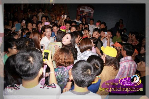 ทำไม? อั้ม พัชราภา ปรากฎตัวที่ไหน ห้างเเตกทุกที!!
