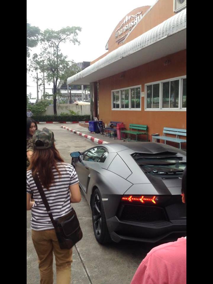 สวยรวยโครต อั้ม พัชราภา กับ lamborghini คันละ 35 ล้าน เบา ๆ