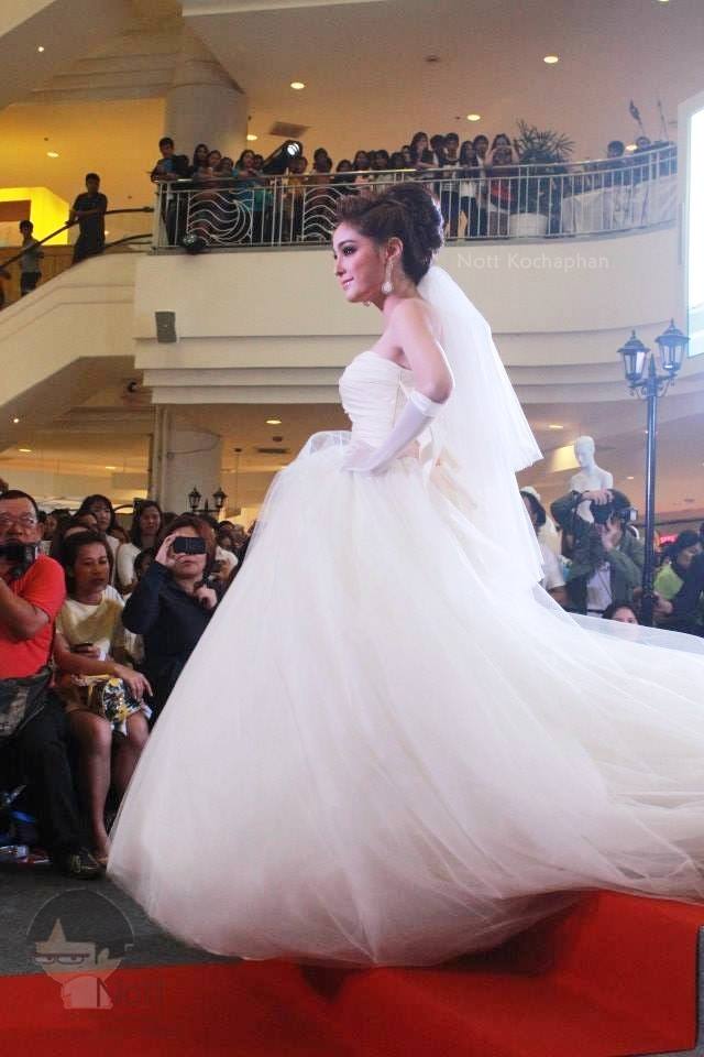 Pic__ขวัญ อุษามณี เดินแบบชุดแต่งงาน FinaleWeddingStudio @The Mall Fabulous Wedding Fair