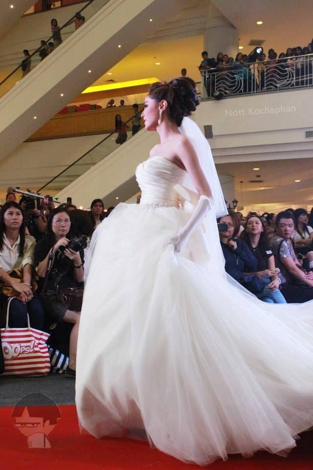 Pic__ขวัญ อุษามณี เดินแบบชุดแต่งงาน FinaleWeddingStudio @The Mall Fabulous Wedding Fair