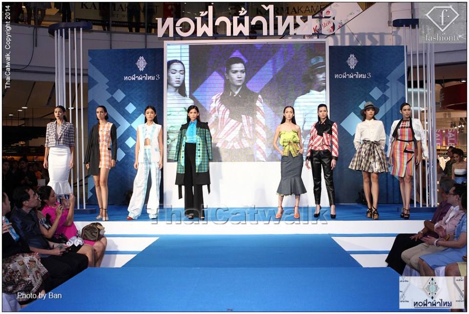 พลอย-เฌอมาลย์ และ เหล่านางแบบชั้นนำของเมืองไทย เดินแบบทอฟ้าผ้าไทย