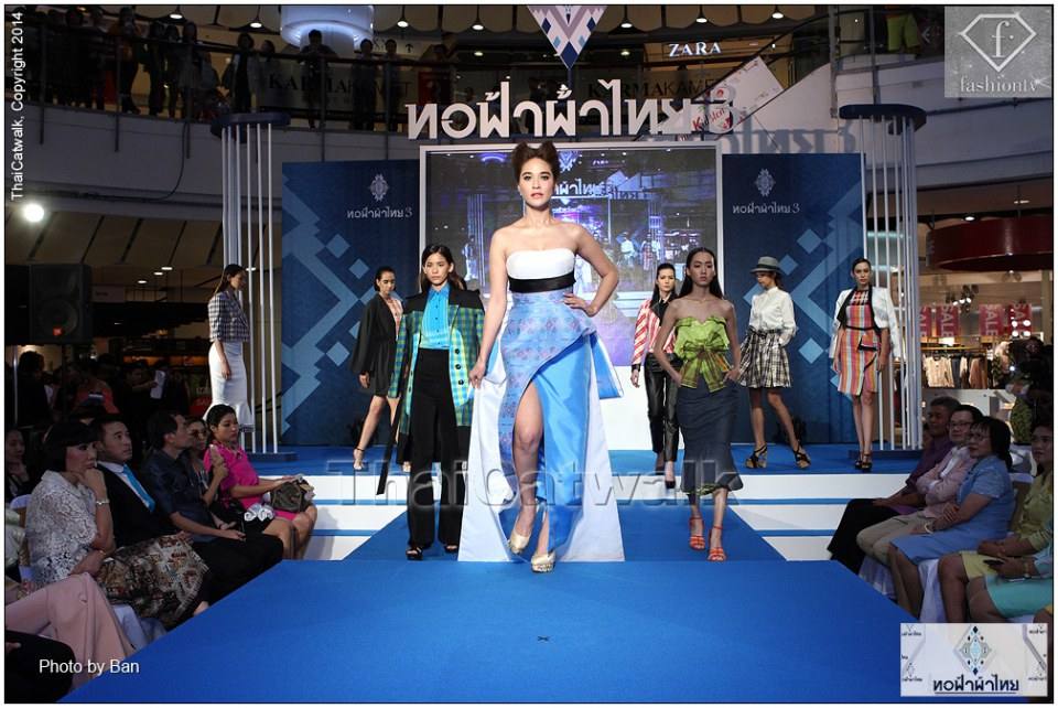 พลอย-เฌอมาลย์ และ เหล่านางแบบชั้นนำของเมืองไทย เดินแบบทอฟ้าผ้าไทย