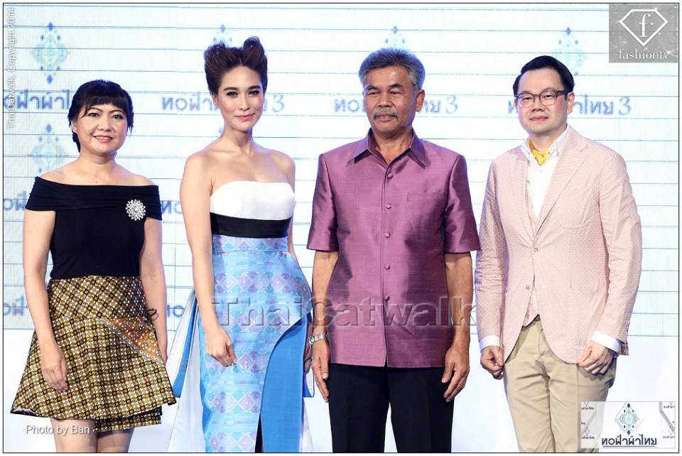 พลอย-เฌอมาลย์ และ เหล่านางแบบชั้นนำของเมืองไทย เดินแบบทอฟ้าผ้าไทย