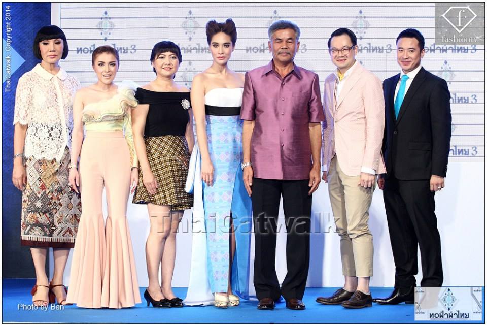 พลอย-เฌอมาลย์ และ เหล่านางแบบชั้นนำของเมืองไทย เดินแบบทอฟ้าผ้าไทย