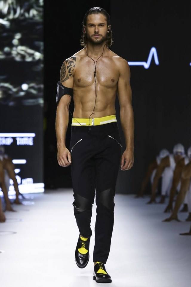 Dirk Bikkembergs SS15 แฟชั่นโชว์
