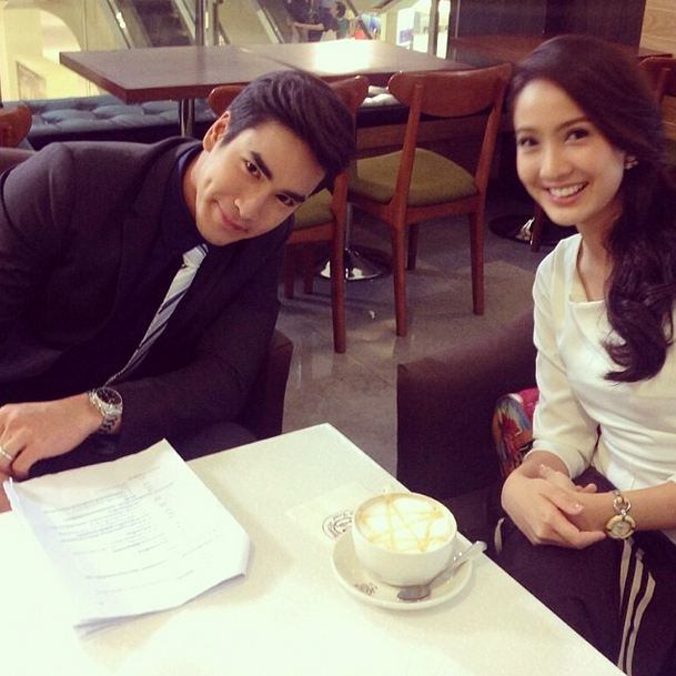 (Pic) ภาพเบื้องหลังถ่ายละคร ของหนุ่มณเดชน์ - แต้ว ณฐพร