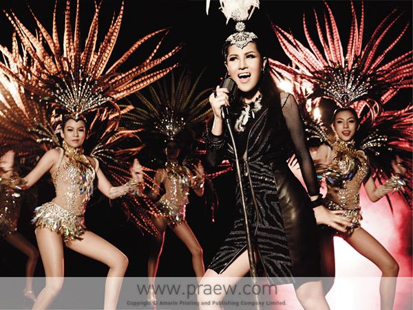 หญิงลี ศรีจุมพล ในลุคสุดเซ็กซี่บนปกนิตยสารแพรว!!