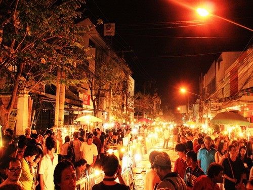ชีวิตเรียบง่าย บนถนนคนเดินเชียงใหม่!