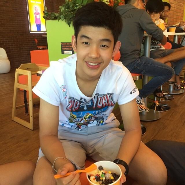 ยั่วให้อยากแล้วจาก ชุดหนุ่มน้อย น่าม่อ