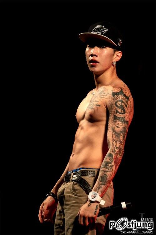 GUYS WITH TATTOOS