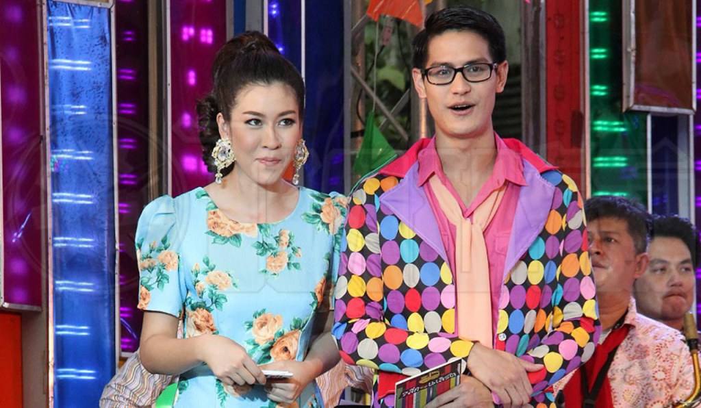 2 พิธีกรของงาน เชียร์-ฑิฆัมพร และหนุ่ม น้ำ-พีรภัทร กำลังจะพาแฟนๆเข้าสู่ยุค 70
