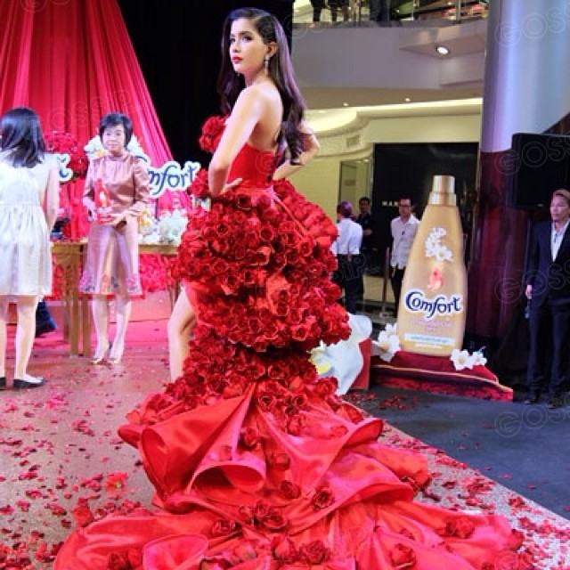 ปู ไปรยา สวยหรูอลังการ งานเปิดตัวน้ำยาปรับผ้านุ่ม .