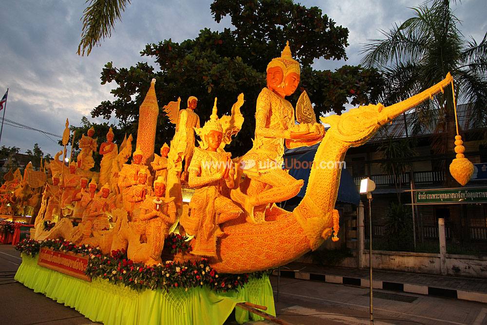 รางวัลรองชนะเลิศอันดับ 1 ต้นเทียนพรรษา ประเภทติดพิมพ์ ขนาดกลาง ได้แก่ ศูนย์การเรียนรู้เทียนพรรษาศรีป