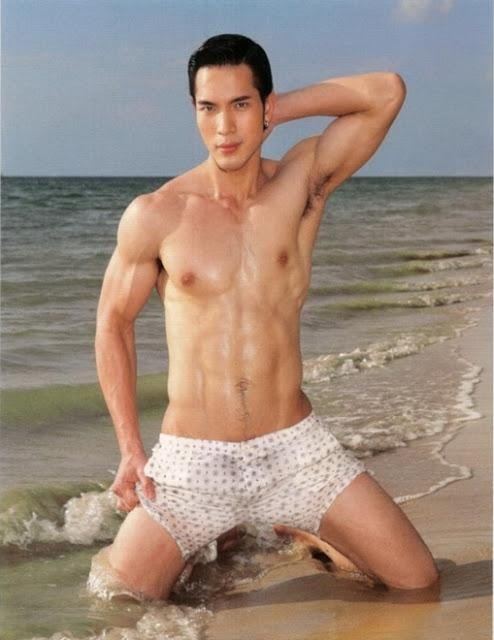 ดาราไทยทำไมต้องนั่งฉีกขา