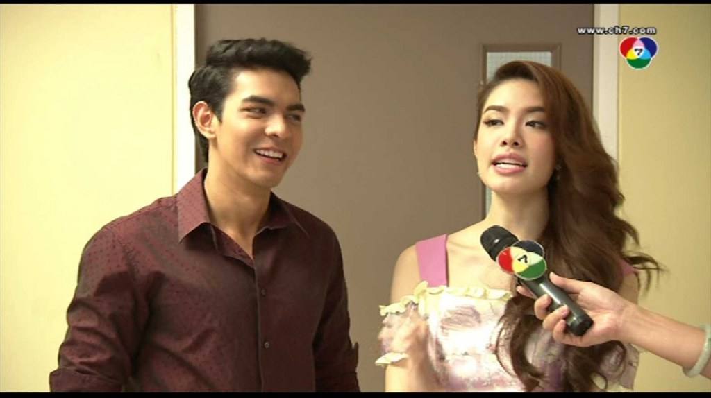 ตอนใส่เสื้อบ่ได้สนใจเบิ่งเลย แต่พอแก้ผ้าออกน้ำลายเยิ้มเลย{ปีกมงกุฏ 2557-7-15}