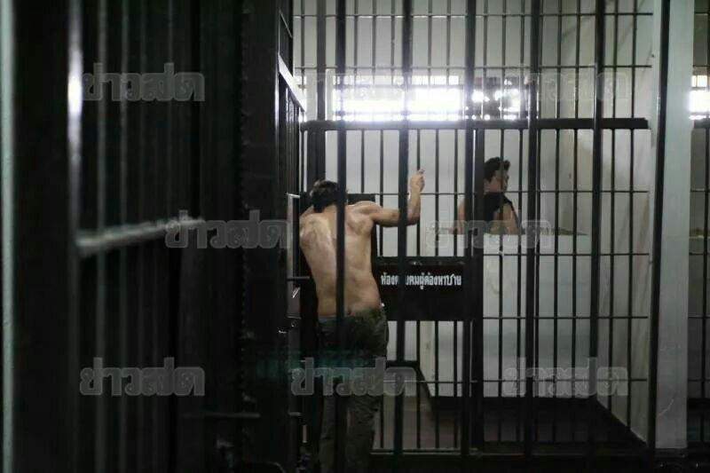หนุ่มเมาพังห้องขัง แต่หุ่นล่ำเซ็กซี่