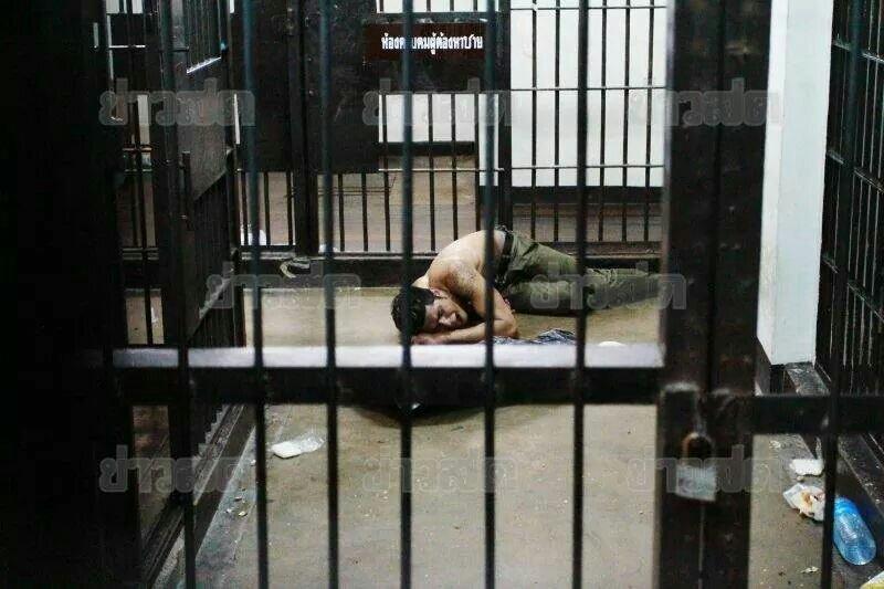 หนุ่มเมาพังห้องขัง แต่หุ่นล่ำเซ็กซี่