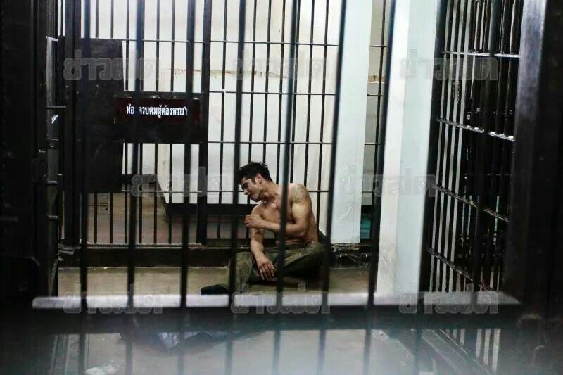 หนุ่มเมาพังห้องขัง แต่หุ่นล่ำเซ็กซี่