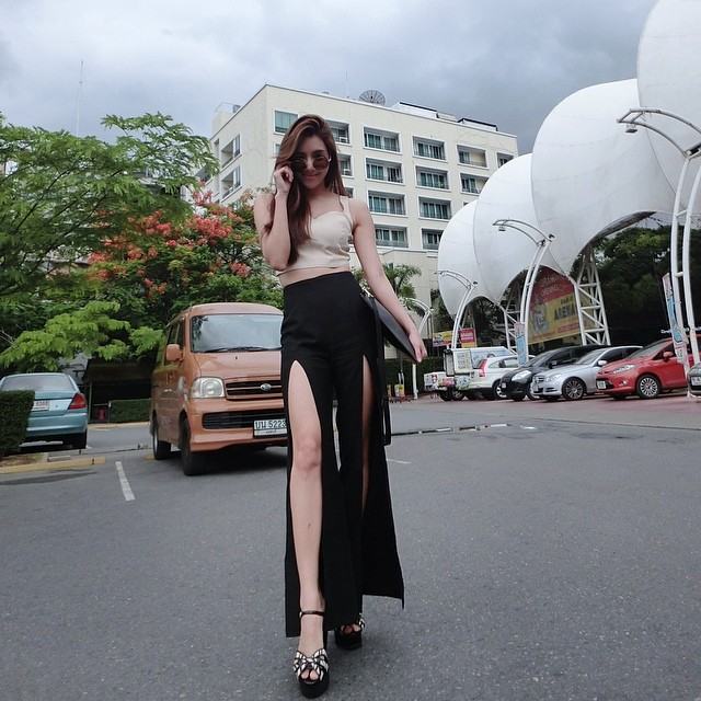 ผ่าหน้าโชว์เรียวขา
