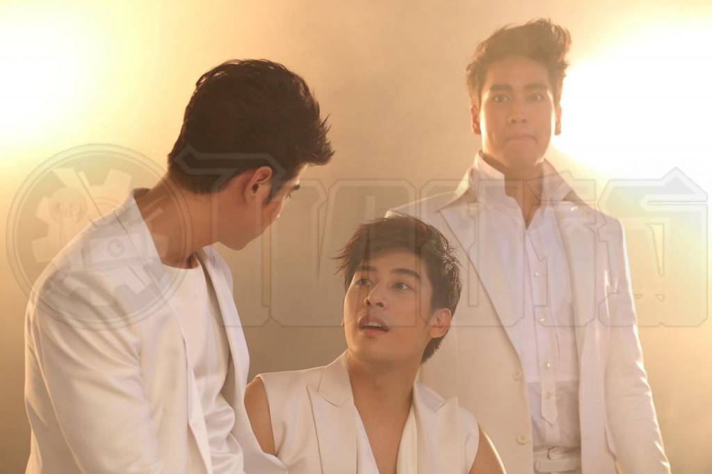 ข้างหน้าก็คุยกันไป แต่ข้างหลังขอทะเล้นใส่กล้อง