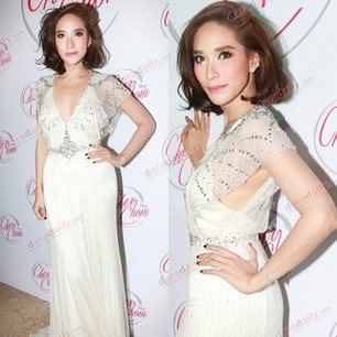 พลอย-เฌอมาลย์ ในชุดจากแบรนด์ Jenny Packham งานเปิดตัวผลิตภัณฑ์อาหารเสริม