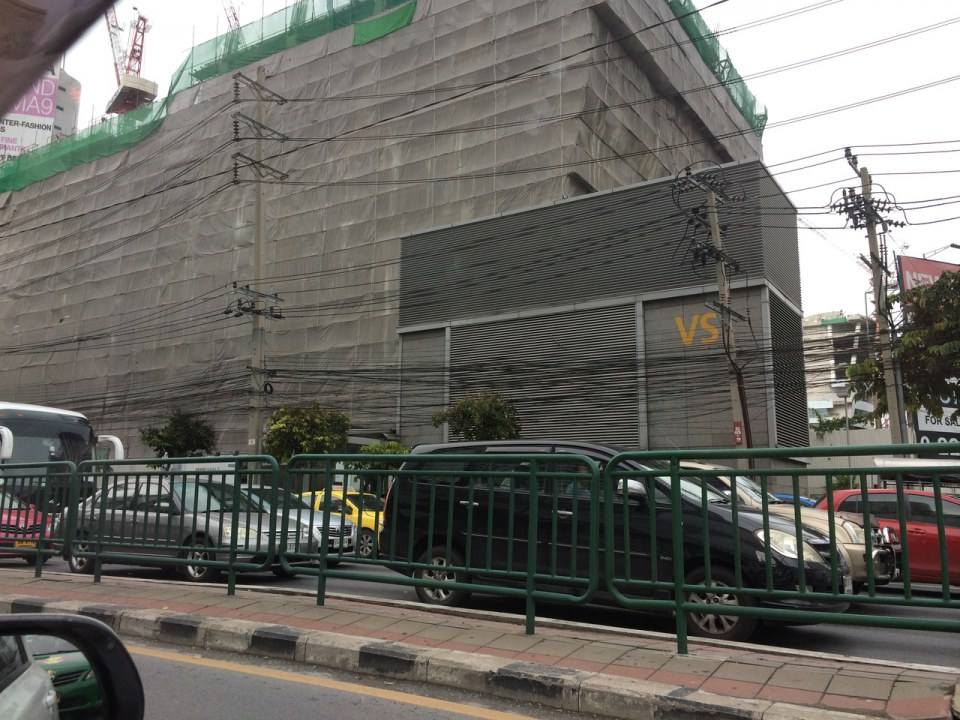 ตึก "จีแลนด์ทาวเวอร์" ติดกับห้างเซ็นทรัลพระรามเก้า (กำลังก่อสร้าง)