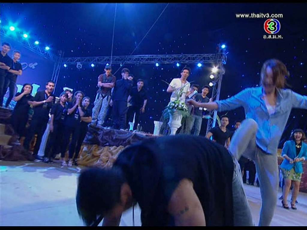 กำปั้นต้องการคนรับผิดชอบ ที่เฮัดให้เขาต้องเป็นแบบนี้, ดาวเคียงเดื่อน