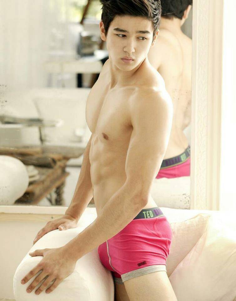 หนุ่มหล่อ กับซิกแพก