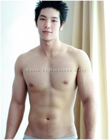 หนุ่มหล่อ กับซิกแพก
