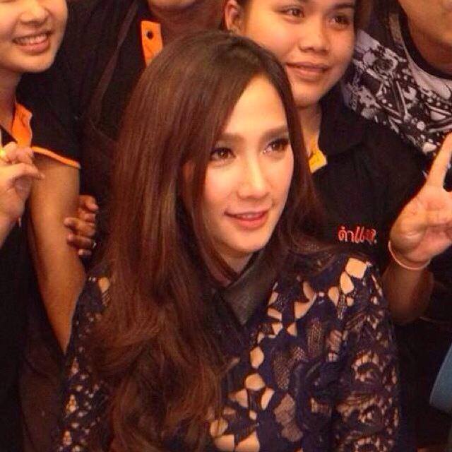 อั้ม พัชราภา "พราว" วันนี้สวยมาก อีกครั้งกับเดรสราคาสองแสน จาก Mcqueen