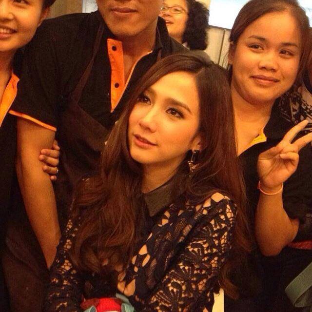 อั้ม พัชราภา "พราว" วันนี้สวยมาก อีกครั้งกับเดรสราคาสองแสน จาก Mcqueen