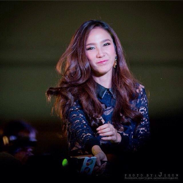 อั้ม พัชราภา "พราว" วันนี้สวยมาก อีกครั้งกับเดรสราคาสองแสน จาก Mcqueen