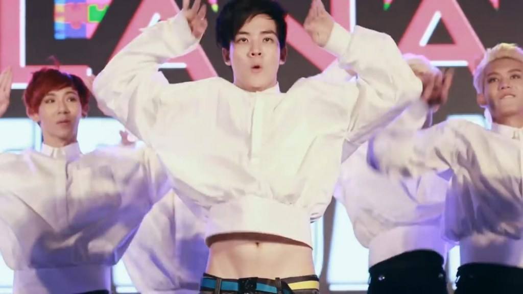 หลงฮักพระเอกหนังสั้น,รักจริงปิ๊งเก้อ, บ่ฮู้ว่าชื่อหยัง