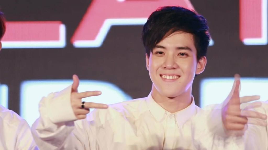 หลงฮักพระเอกหนังสั้น,รักจริงปิ๊งเก้อ, บ่ฮู้ว่าชื่อหยัง