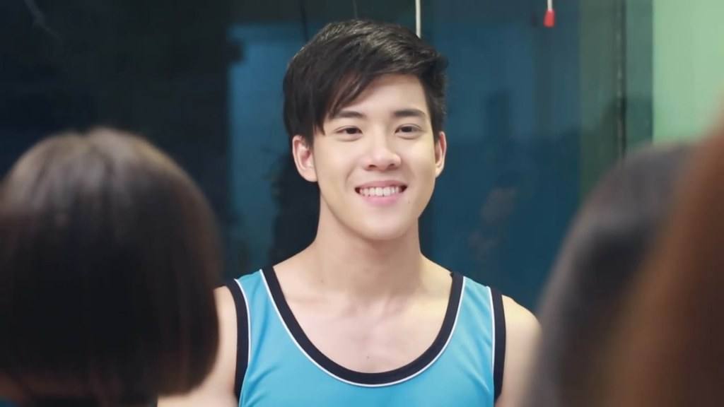 หลงฮักพระเอกหนังสั้น,รักจริงปิ๊งเก้อ, บ่ฮู้ว่าชื่อหยัง
