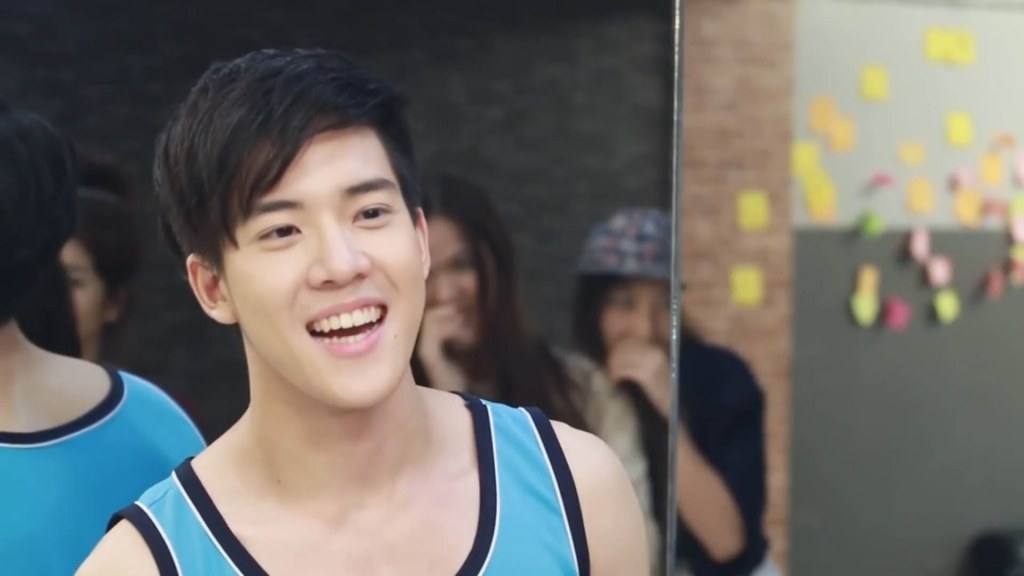 หลงฮักพระเอกหนังสั้น,รักจริงปิ๊งเก้อ, บ่ฮู้ว่าชื่อหยัง