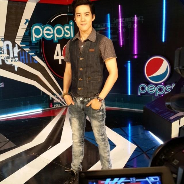 อ๋อชื่อ (วิคเตอร์)นายชัชชวิศ เตชะรักษ์พงศ์) หาfacebokkบ่เจอ