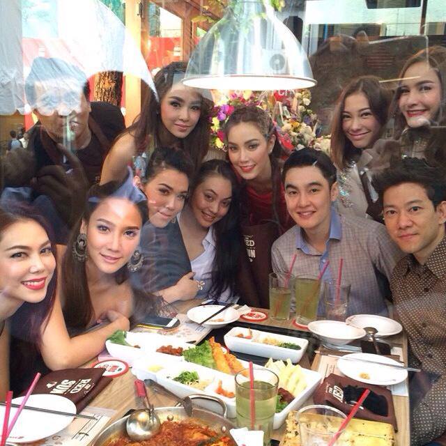 อั้ม พัชราภา ร่วมเปิดตัวร้านอาหารเพื่อน สวยเป๊ะเว่อร์!!