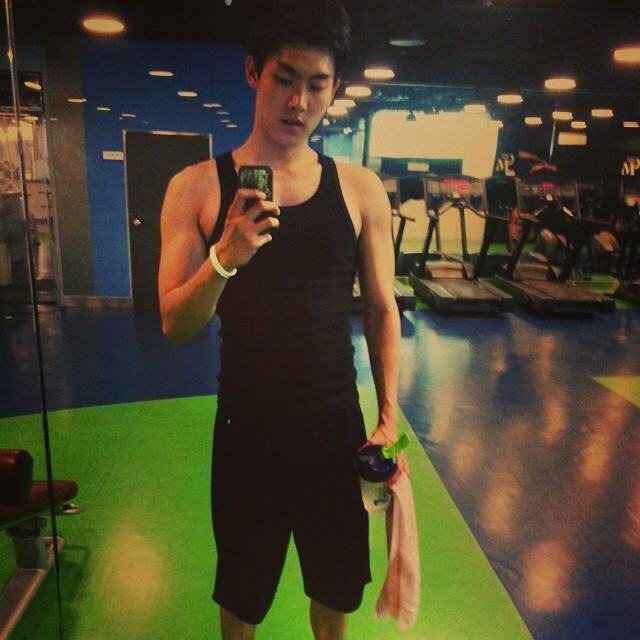 ใครเอ่ยยยยยย อิอิ ป้าโผสรูปพ่อหนุมตอนแผ่นดินใหว อิอิ