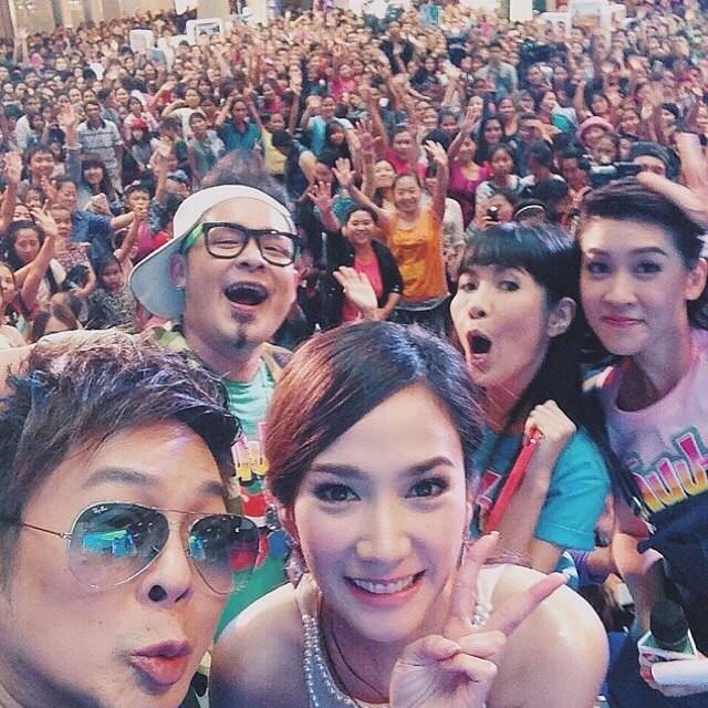 (เก็บตก)อั้ม พัชราภา เยือนเชียงใหม่ FC ให้กำลังใจเพียบ ห้างเเทบเเตก!!