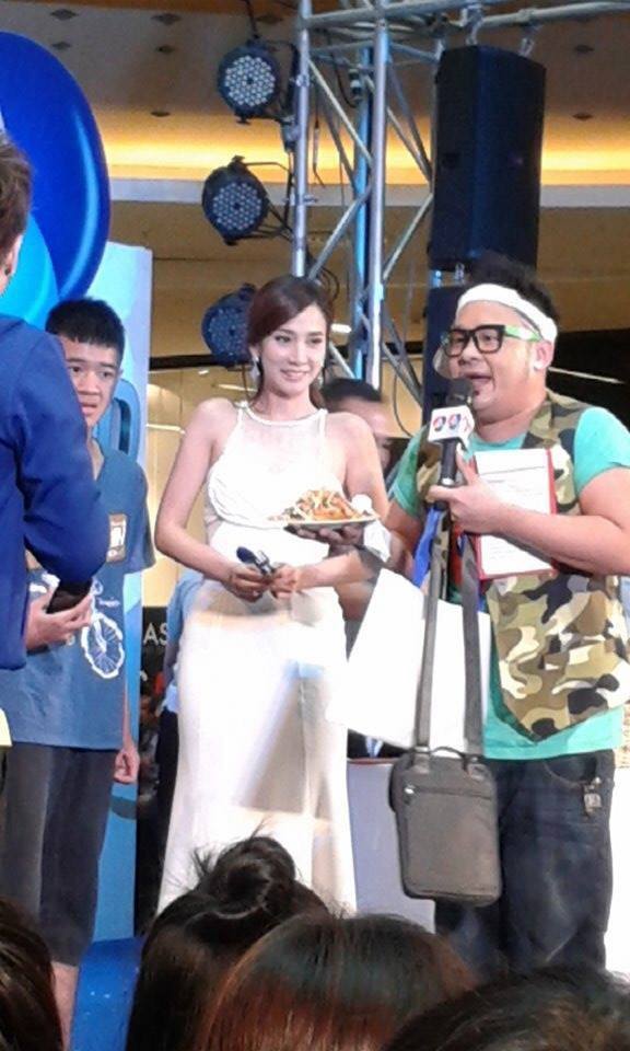 อั้มโชว์ฝีมือลีลา ตำส้มตำในงาน 7สีHD Festival จ.เชียงใหม่