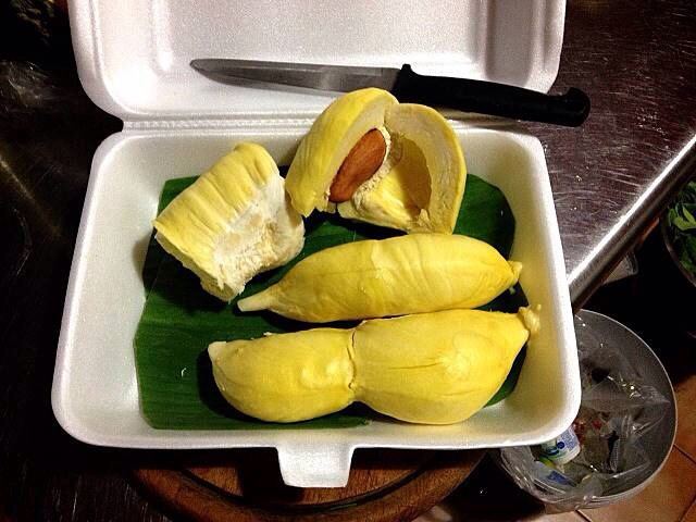 ทุเรียนนนท์ ปี57 ถึงมีน้อยแต่ก็พอได้ชิมกัน