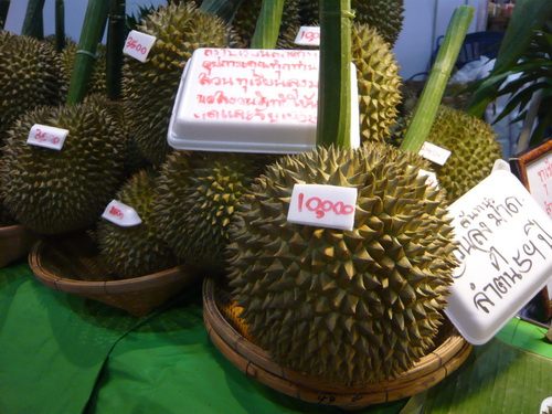 ทุเรียนนนท์ ปี57 ถึงมีน้อยแต่ก็พอได้ชิมกัน