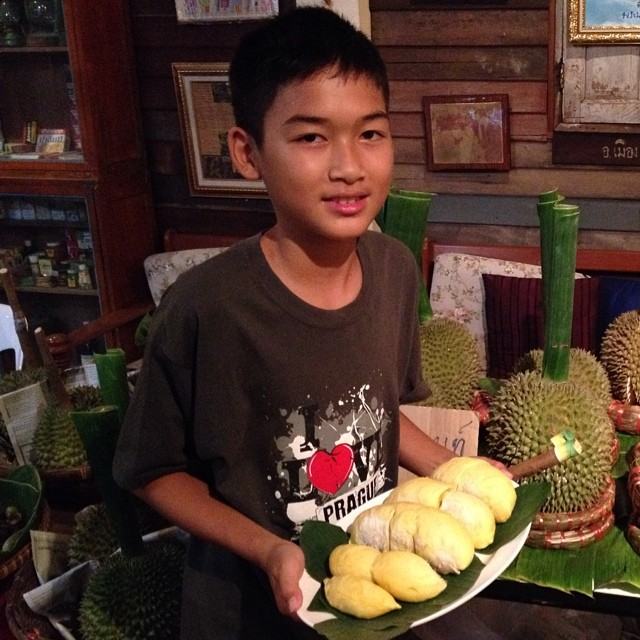 ทุเรียนนนท์ ปี57 ถึงมีน้อยแต่ก็พอได้ชิมกัน