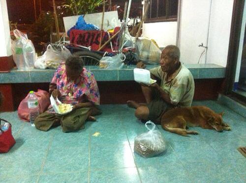 สลดใจ ตายายเดินเท้า 5 วัน ไปหาญาติที่อุดร หลังถูกลูกไล่ออกจากบ้าน