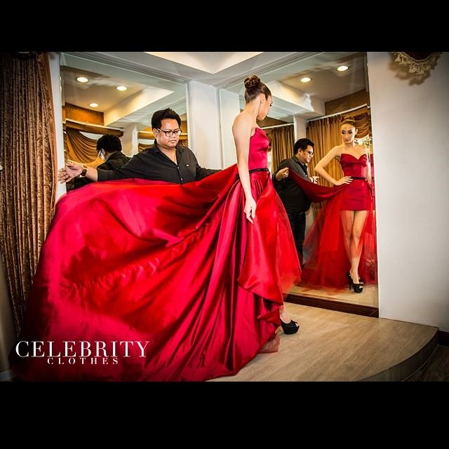 แคทรียา อิงลิช ในชุดผ้าไหมทาฟต้าสีแดงทับทิม จากห้องเสื้อ "CELEBRITY CLOTHES"