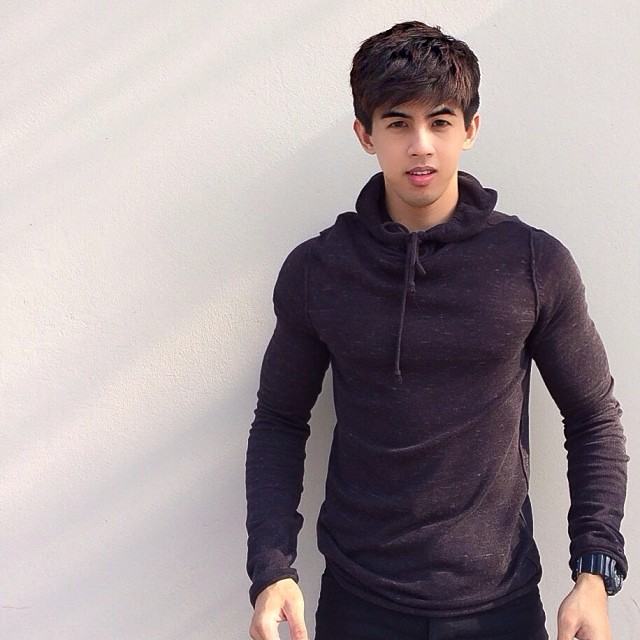 หล่อมาก  บารวีชอบผู้ชายสไตล์หล่อแบบนี้อ่ะ  เห็นแล้วอยากได้เป็นแฟนมาก เดินควงอวดใครต่อใคร @บารวี 237